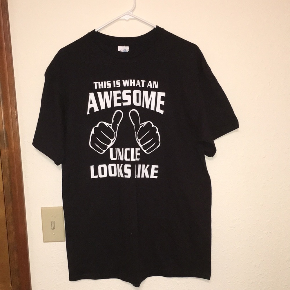 “This is what an awesome uncle looks like” t-shirt.